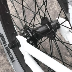 BMX MONGOOSE Custom L20 20’25 White Camo -Vélos électriques Soldes BMX MONGOOSE Custom L20 2025 White Camo 3