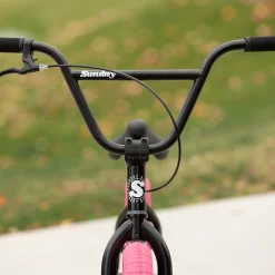 BMX SUNDAY 2022 Blueprint 20″ -Vélos électriques Soldes BMX SUNDAY 2022 Blueprint 20 gloss black Pink Tires