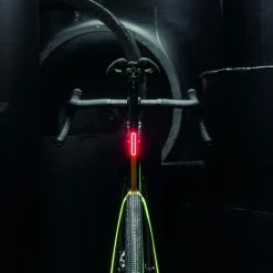 Supernova - Feu Arrière TL3 PRO Avec Feu Stop Et Signal De Freinage D'urgence -Vélos électriques Soldes supernova feu arriere tl3 pro 2 3840x2160